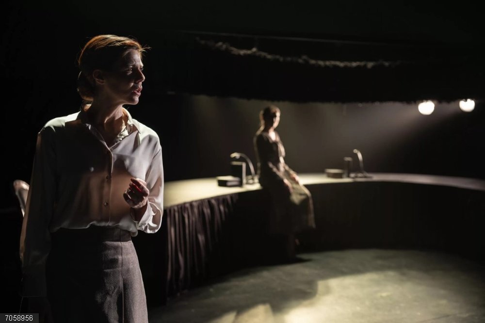 La actriz Manuela Velasco dará voz este martes a Carmen Conde en 'El sillón K. Cartas desde el olvido' Escena de la obra teatral 'El sillón K. Cartas desde el olvido'