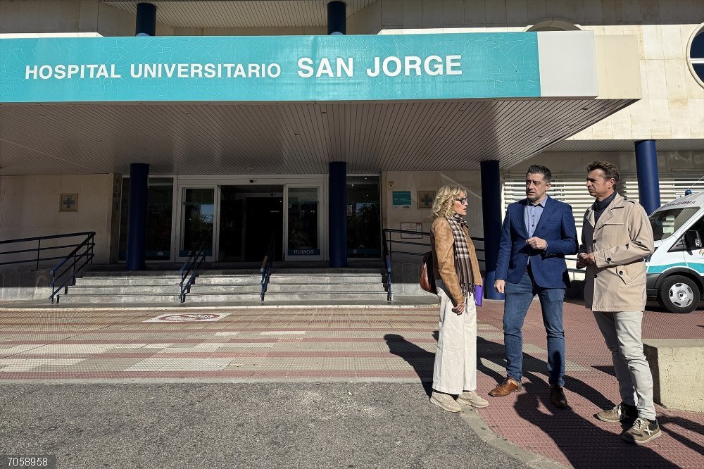 El PSOE exige a Azcón que cese a Bancalero por el "deterioro constante" de la sanidad pública aragonesa El portavoz de Sanidad del PSOE en las Cortes de Aragón, Iván Carpi, junto a compañeros de partido, junto a la entrada al Hospital San Jorge de Huesca.