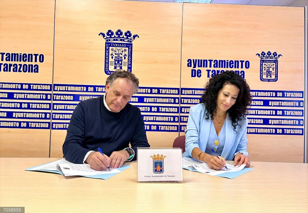 Zaragoza.- Tarazona refuerza la cooperación con la Coordinadora de Cofradías mediante un nuevo convenio Tono Jaray e Inmaculada Soria en la firma del convenio.