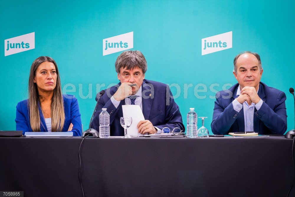 Puigdemont cita a la cúpula de Junts en Perpignan (Francia) para decidir si rompen con el PSOE (I-D) La portavoz de Junts en el Congreso, Miriam Nogueras; el expresidente de la Generalitat y líder de Junts, Carles Puigdemont, y el secretario general de Junts, Jordi Turull, durante una reunión de la cúpula de Junts, en en el espacio Les 5 Éléments, a 27 de octubre de 2025, en Perpignan (Francia).Puigdemont ha reunido a la dirección de Junts para decidir si rompen con el PSOE, decisión que probablemente someterán a votación de la militancia.