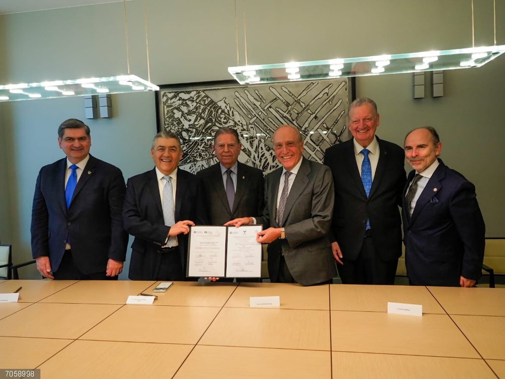 Oviedo contará con un nuevo centro internacional de investigación e innovación oftalmológica Firma del acuerdo entre el Instituto Universitario Fernández-Vega, el Tecnológico de Monterrey y la Universidad de Oviedo, esta mañana en  Oviedo.