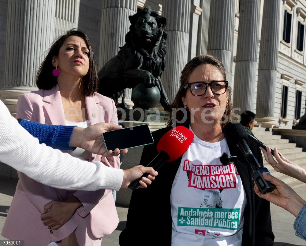 Sumar ofrece una rueda de prensa sobre los cribados del cáncer de mama La vicepresidenta tercera del Congreso y diputada de Sumar por Cádiz, Esther Gil de Reboleño, y la representante de Verdes Equo en Sumar, Mar González, durante una rueda de prensa en el Congreso, a 27 de octubre de 2025, en Madrid (España).