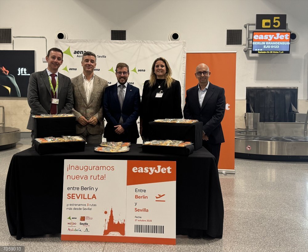 Sevilla.-Turismo.-Sevilla refuerza su proyección internacional con cuatro rutas con Berlín, Lyon, Milán y Ámsterdam El subdelegado del Gobierno, en el centro, junto a la delegada municipal de Turismo, Angie Moreno, el director del aeropuerto, Sergio Millanes -primero por la izquierda- y responsables de la aerolínea.