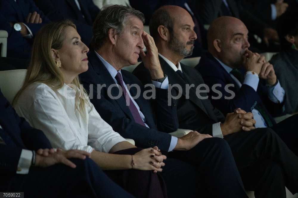 XXIV Premios Autónomo del Año organizados por ATA (I-D) La presidenta de la Junta de Extremadura, María Guardiola; el presidente del PP, Alberto Núñez Feijóo, el presidente del Senado, Pedro Rollán, y el presidente de ATA, Lorenzo Amor, durante la gala de los XXIV Premios Autónomo del Año, en el Auditorio Santander, a 27 de octubre de 2025, en Madrid (España). La Federación Nacional de Asociaciones de Trabajadores Autónomos (ATA) ha entregado sus premios Autónomo del Año, que se celebran de manera anual desde hace 24 años. Estos galardones se entregan como reconocimiento a las mejores iniciativas, acciones y la labor de personas o instituciones que más se han distinguido en favor de los autónomos y emprendedores.