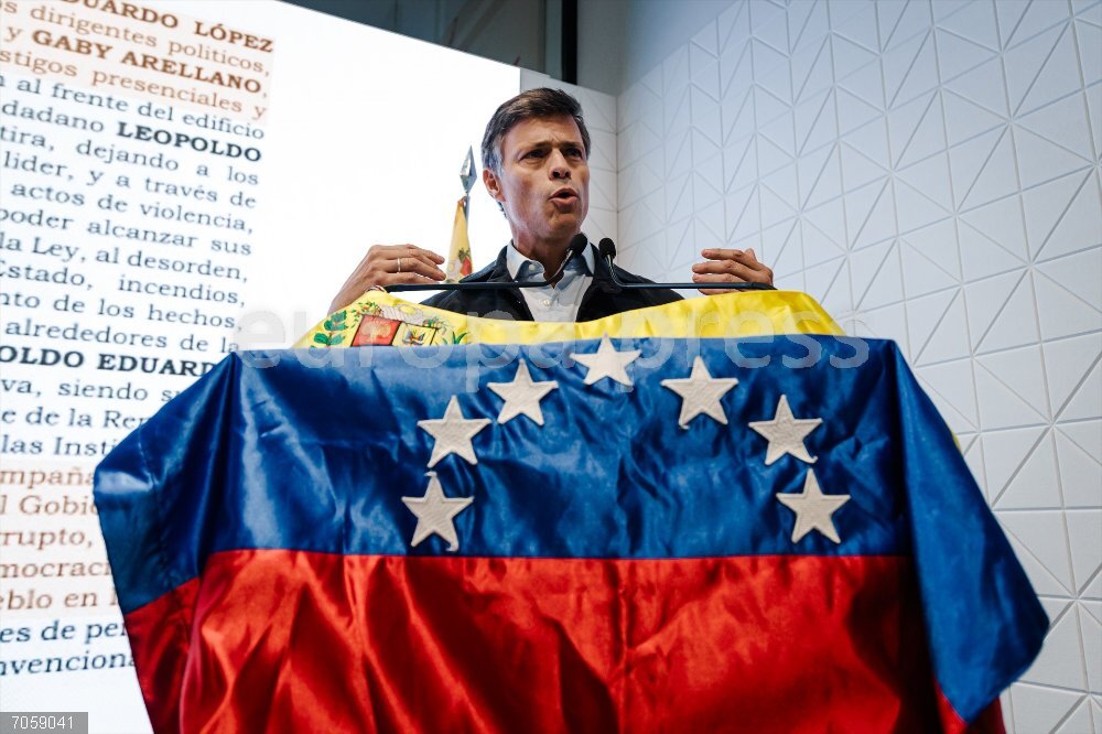 Leopoldo López responde a la solicitud del régimen venezolano de retirarle la nacionalidad El líder opositor venezolano, Leopoldo López, durante una rueda de prensa, en el bufete Cremades & Calvo-Sotelo, a 27 de octubre de 2025, en Madrid (España). López denuncia la solicitud del régimen venezolano de retirarle la nacionalidad lo que considera una medida sin precedentes y un nuevo acto de persecución política, enmarcado en las recientes acciones del gobierno de Estados Unidos contra las redes del narcotráfico venezolano.