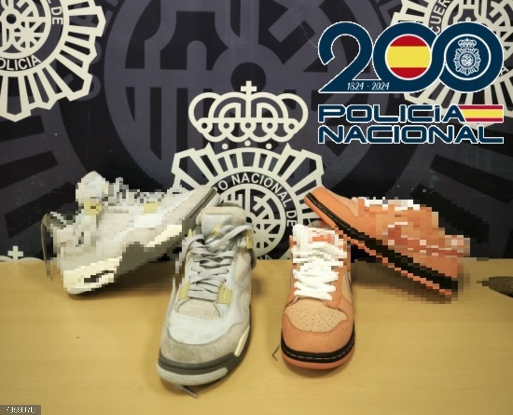 Málaga.- Sucesos.- Detenidos dos carteristas que usaron la tarjeta para comprar zapatillas por valor de 980 euros Zapatillas compradas tras un robo