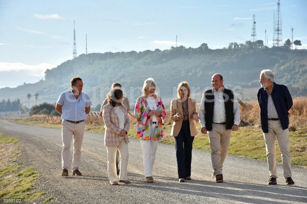 Cádiz.- Junta y Ayuntamiento de Jerez impulsan la recuperación de vías pecuarias Mercedes Colombo con María José García-Pelayo en la cañada del Carrillo.