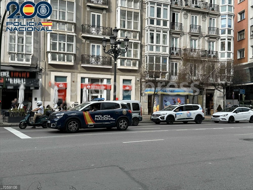 Tira al suelo a una anciana en un ascensor, le pisa la espalda y le arranca una cadena del cuello Tira al suelo a una anciana en un ascensor, le pisa la espalda y le arranca una cadena del cuello