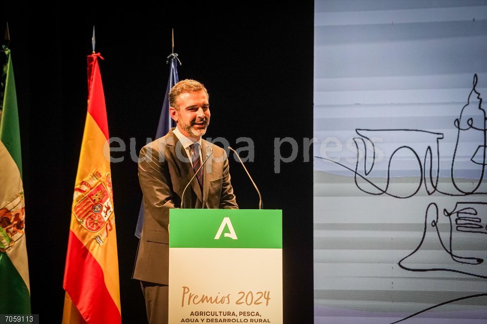La pesca artesanal del Estrecho, cooperativa La Palma y el fundador de Usisa, Premios Andalucía de Agricultura y Pesca EL consejero de Agricultura, Pesca, Agua y Desarrollo Rural, Ramón Fernández- Pacheco, en los Premios de Andalucía de Agricultura y Pesca 2024.