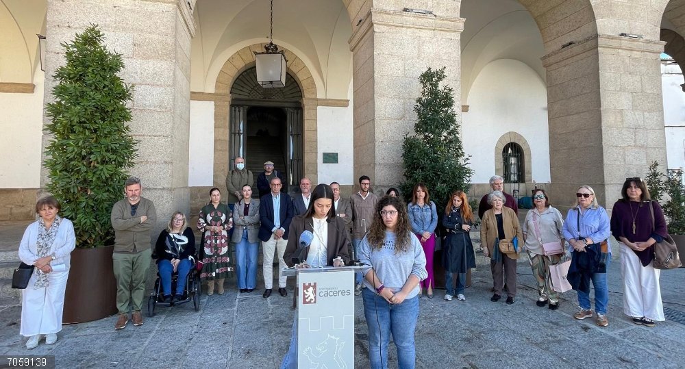 El Ayuntamiento de Cáceres muestra su repulsa por los asesinatos de mujeres víctimas de la violencia machista Minuto de silencio en el Ayuntamiento de Cácers por las víctimas de violencia de género