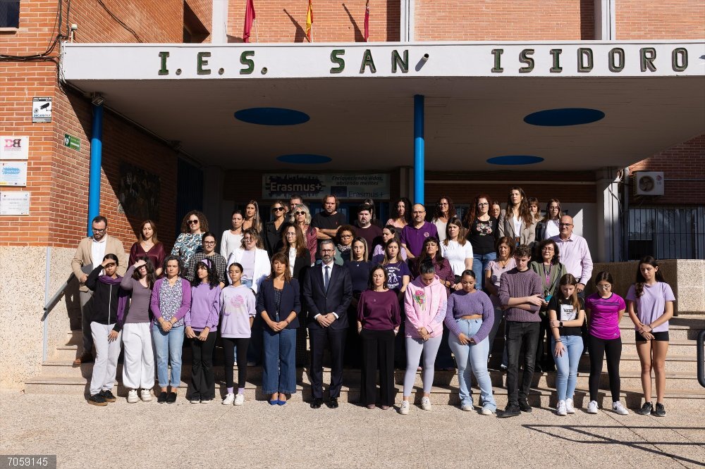 AMP.- El delegado del Gobierno condena "de forma firme" el presunto asesinato machista de Librilla Minuto de silencio en el IES San Isidro por el presunto asesinato machista de una joven en Librilla