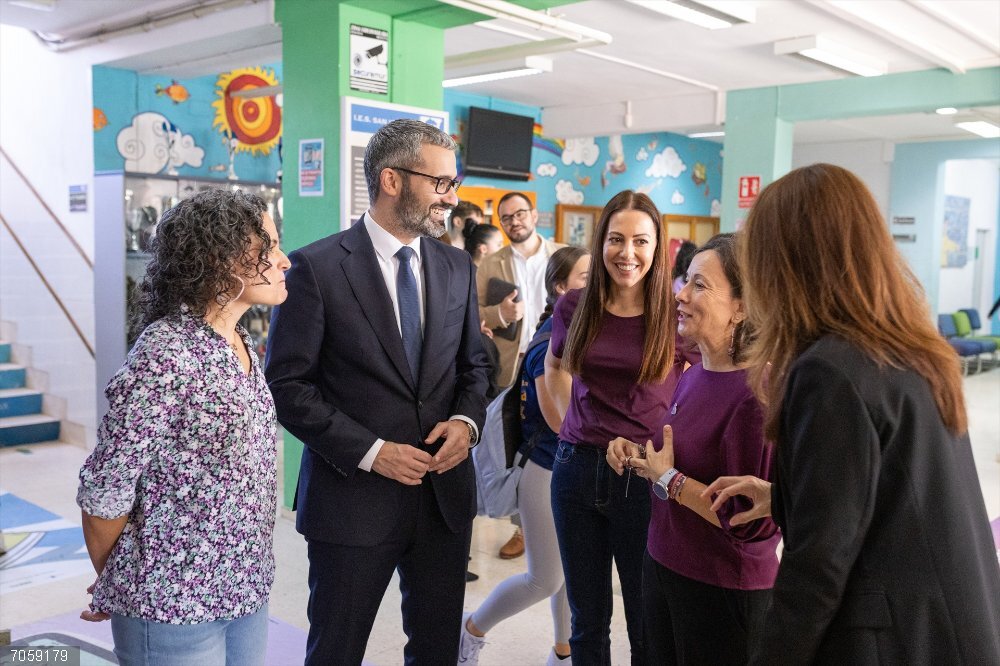EL IES San Isidro de Los Dolores (Cartagena) pone en marcha un Punto Violeta El delegado del Gobierno, Francisco Lucas, durante la inauguración de un Punto Violeta en el IES San Isidro de Los Dolores, Cartagena