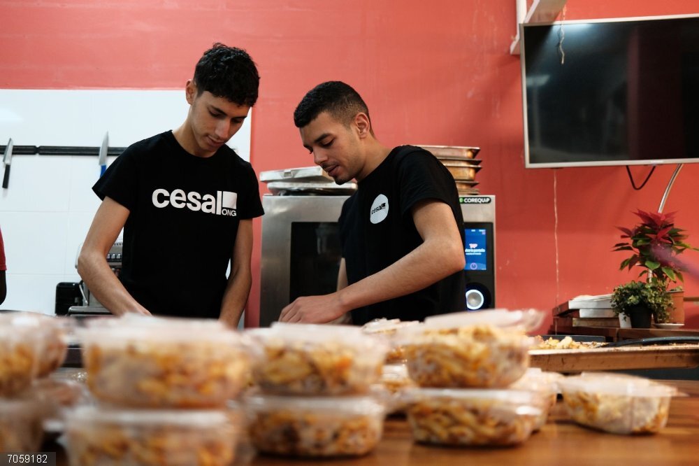 ONG de cooperación internacional piden políticas "contundentes" de prevención ante desastres climáticos como la dana Imagen de voluntarios.