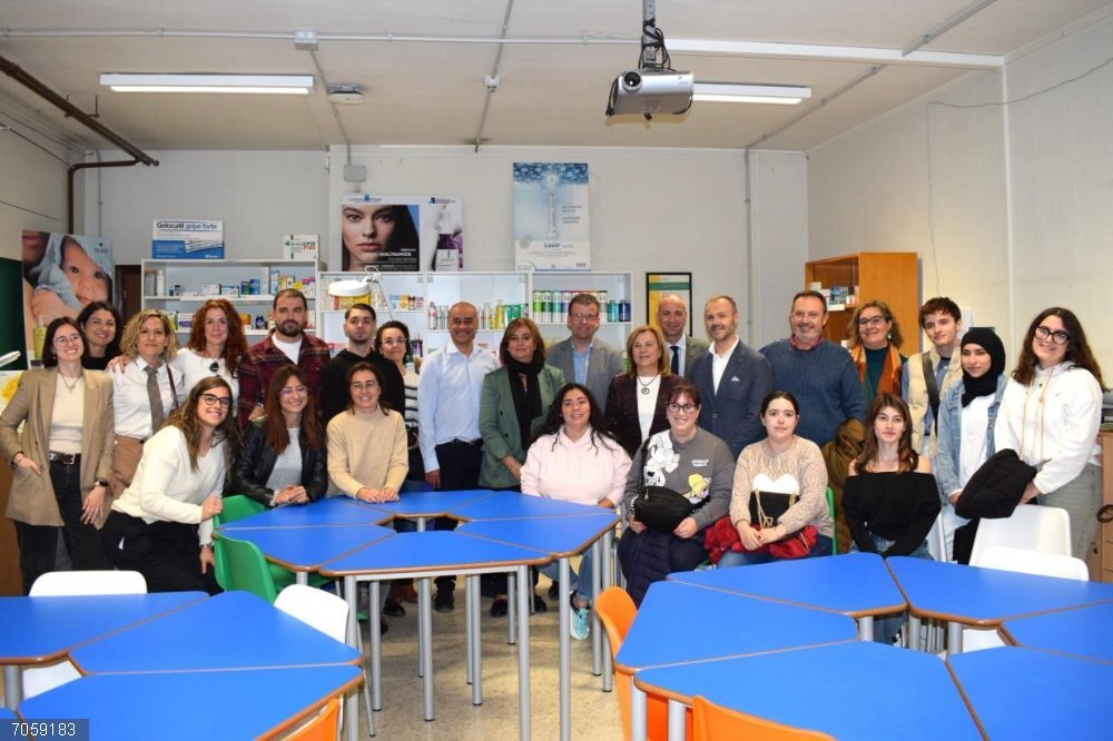 Junta colabora con el IES 'Lorenzo Hervás y Panduro' de Cuenca en la puesta en marcha de un aula simulada de Farmacia Gobierno regional colabora con el IES 'Lorenzo Hervás y Panduro' en la puesta en marcha de un aula simulada de Farmacia