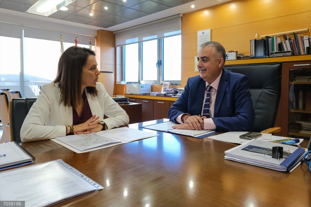 El Gobierno ejecutará en 2026 en Bezana un depósito de agua en el Alto de San Mateo y un nuevo carril bici El consejero de Fomento, Vivienda, Ordenación del Territorio y Medio Ambiente, Roberto Media, se reúne con la alcaldesa de Santa Cruz de Bezana.