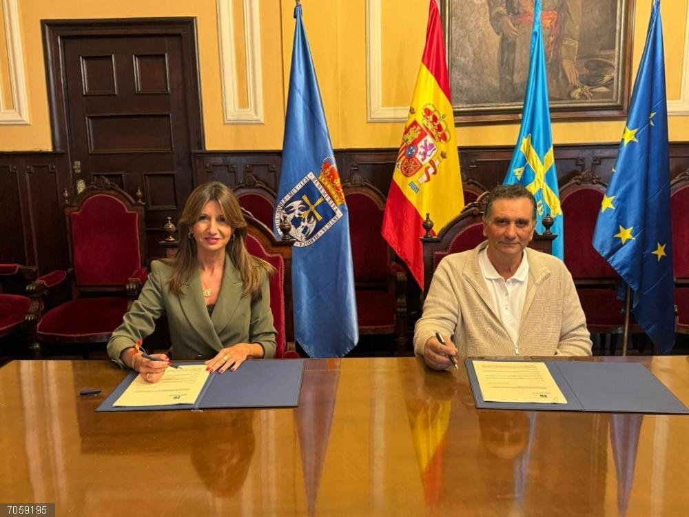 Oviedo.- El Ayuntamiento renueva su convenio con la Asociación Rastro del Fontán con una subvención de 20.000 euros La concejala de Economía, Transformación Digital y Políticas Sociales, Leticia González, y el presidente de la asociación Rastro del Fontán, Antonio Romero.