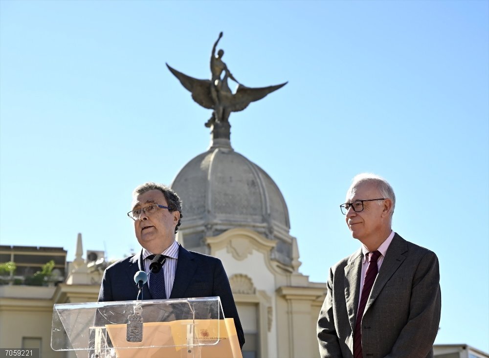 Murcia amplía el catálogo de edificios protegidos con 67 nuevos inmuebles del centro de los siglos XIX y XX El alcalde de Murcia, José Ballesta, y el concejal de Planificación Urbanística, Huerta y Medio Ambiente, Antonio Navarro