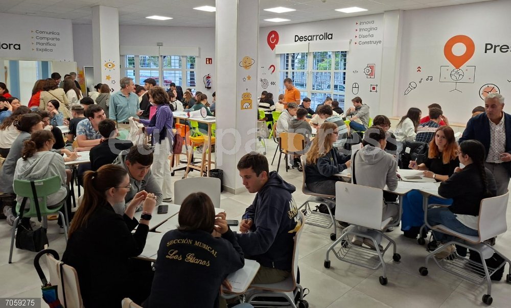 La Junta reúne a un centenar de jóvenes para resolver un reto emprendedor en el Hackathon de Andalucía Emprende Jornada del Hackathon de Andalucía Emprende.