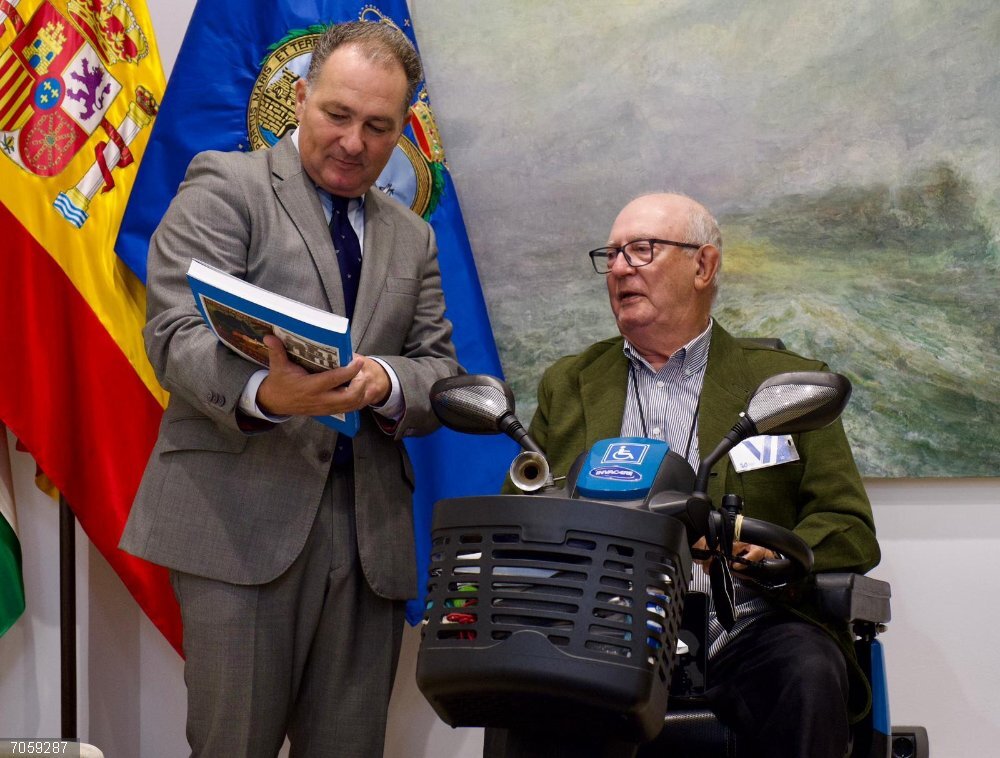 Huelva.- Diputación edita un libro con los reportajes históricos publicados por Sánchez Canales El presidente de la Diputación Provincial, David Toscano (izquierda), y  el periodista José Sánchez Canales.