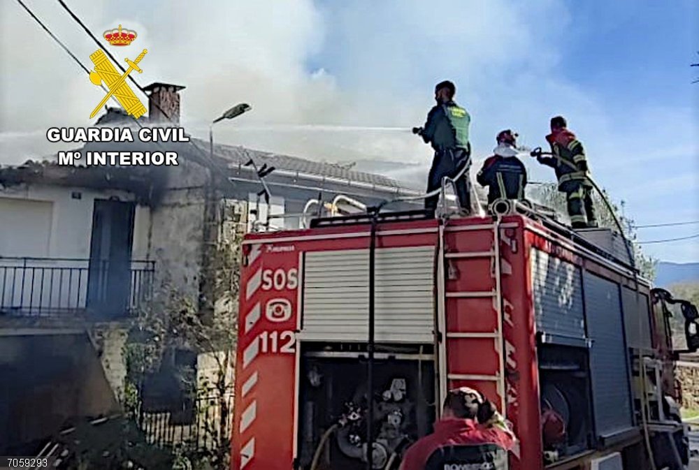 Sucesos.- La Guardia Civil auxilia a un septuagenario durante un incendio declarado en Las Merindades (Burgos) La Guardia Civil auxilia a un septuagenario durante un incendio declarado en Las Merindades (Burgos).
