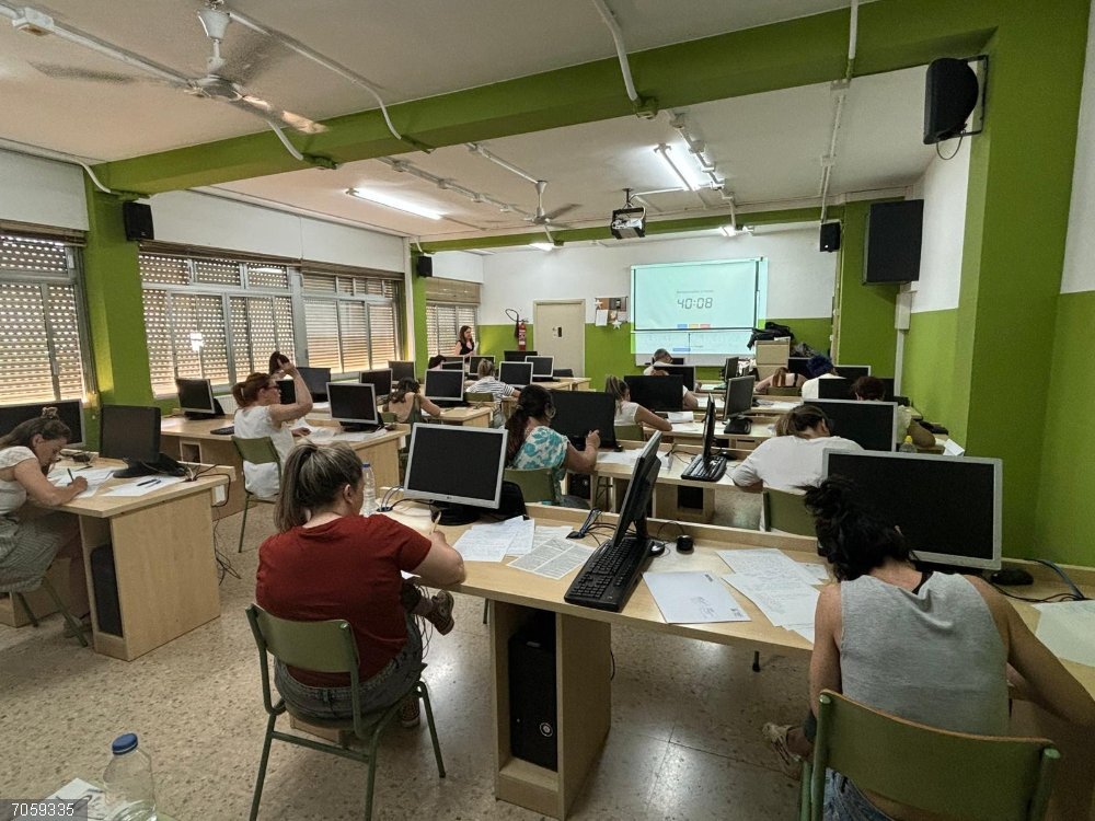 Aragón convocará oposiciones para 305 plazas de maestro en las pruebas que se realizarán en junio de 2026 Imagen de una prueba de oposición, celebrada en el IES Santiago Hernández de Zaragoza.