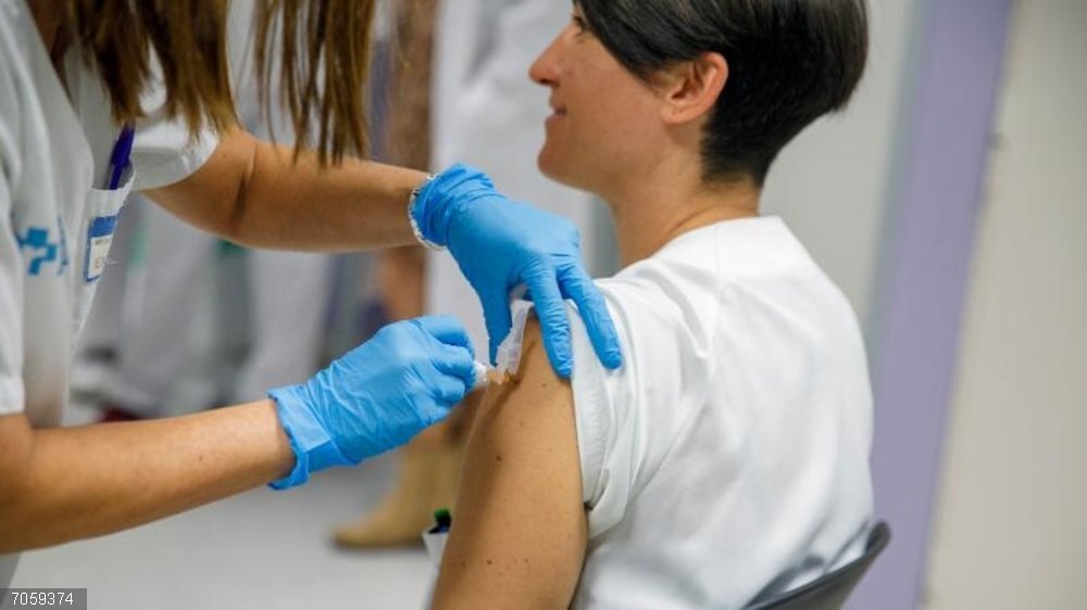 Martin invita a vacunarse frente a la gripe por ser la medida más eficaz para prevenirla y evitar su transmisión La Consejera de Salud y Políticas Sociales, María Martín, presenta la campaña de vacunación de Gripe y Covid destinada a profesionales de centros sanitarios y sociosanitarios