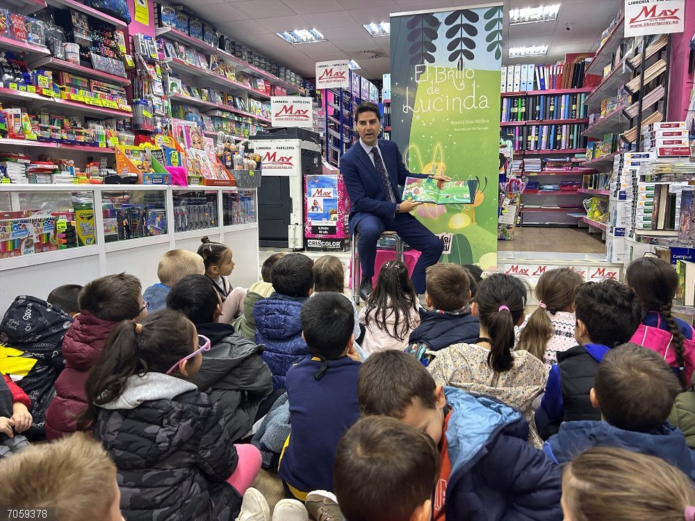 La Comunidad destaca la "labor fundamental" con la educación de las pequeñas librerías que "crean barrio" en la región El consejero de Educación, Ciencia y Universidades participa en la lectura del libro 'El brillo de Lucinda' en Móstoles
