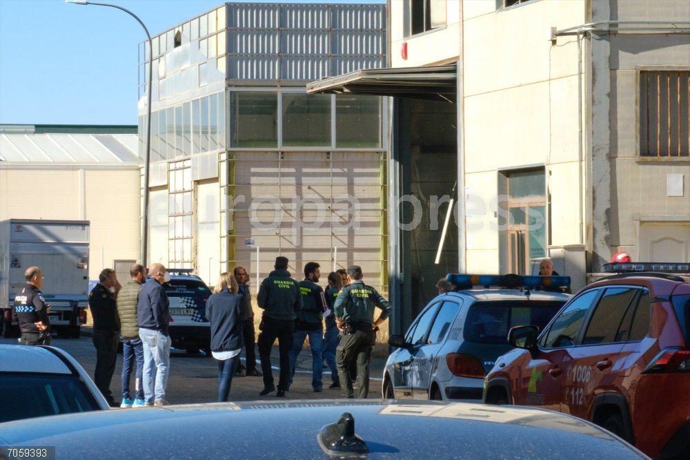 Al menos tres heridos tras una explosión en una empresa de tratamiento de residuos sanitarios de Socuéllamos (Ciudad Real) Agentes de la Guardia Civil y de los Servicios de Emergencias trabajan en el lugar de los hechos, a 27 de octubre de 2025, en Socuéllamos, Ciudad Real, Castilla-La Mancha (España). Al menos tres personas han resultado heridas graves hoy tras la explosión que se ha producido en la nave de una empresa de tratamiento de residuos sanitarios, situada en la calle Dinamarca del polígono 'El LLano' de Socuéllamos (Ciudad Real). Al lugar se ha desplazado la Guardia Civil, la Policía Local, bomberos de Tomelloso, un médico de Urgencias, dos helicópteros sanitarios, una UVI y una ambulancia de Soporte Vital Básico.