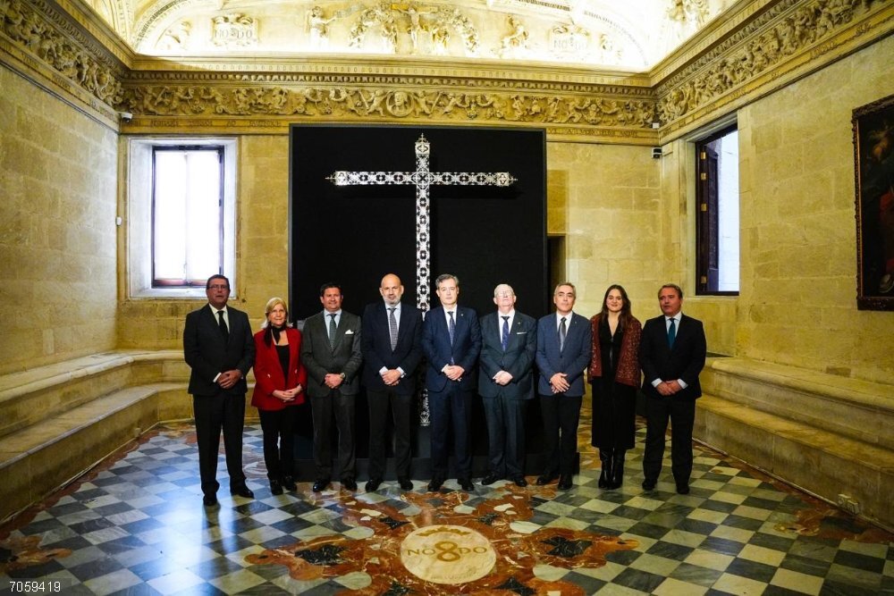 Sevilla.-El Ayuntamiento acoge una muestra que reúne el patrimonio de Las Penas de San Vicente en sus 150 años de vida Foto de familia, con el delegado de Fiestas Mayores y el hermano mayor de Las Penas, en la inauguración de la muestra sobre la corporación de San Vicente por sus 150 años de vida.