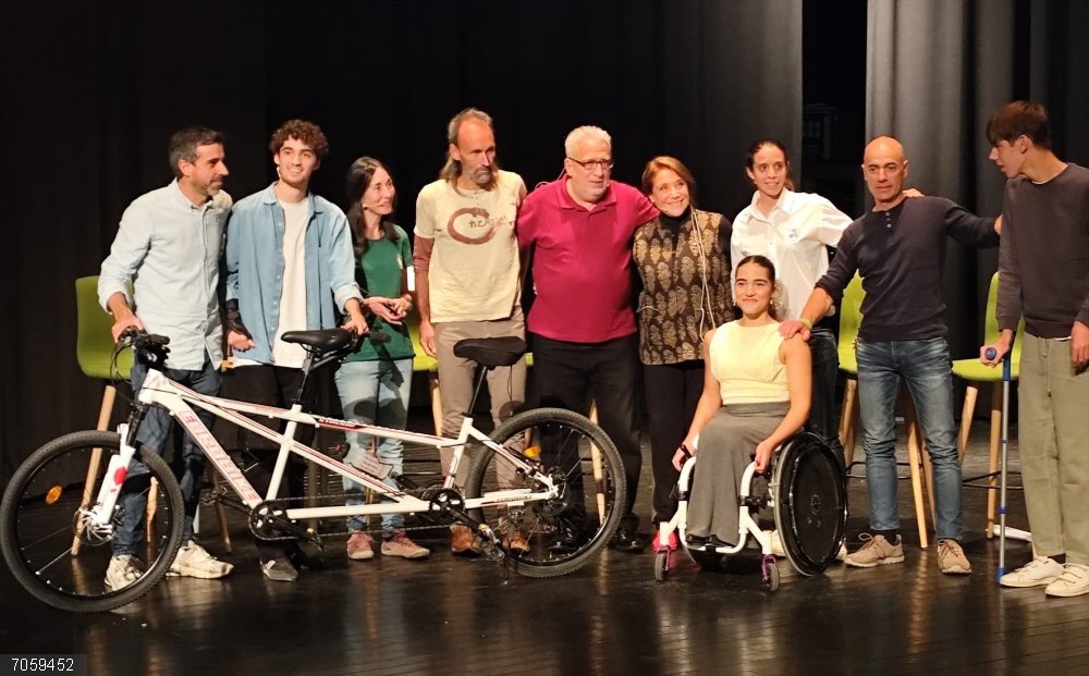 Ciclismo.- Leo Harlem apadrina el documental 'El último vuelo del tándem', la bicicleta como vehículo de inclusión El actor y cómico Leo Harlem apadrinó la presentación del documental 'El último vuelo del tándem', en el que la bicicleta se emplea como vehículo de inclusión.