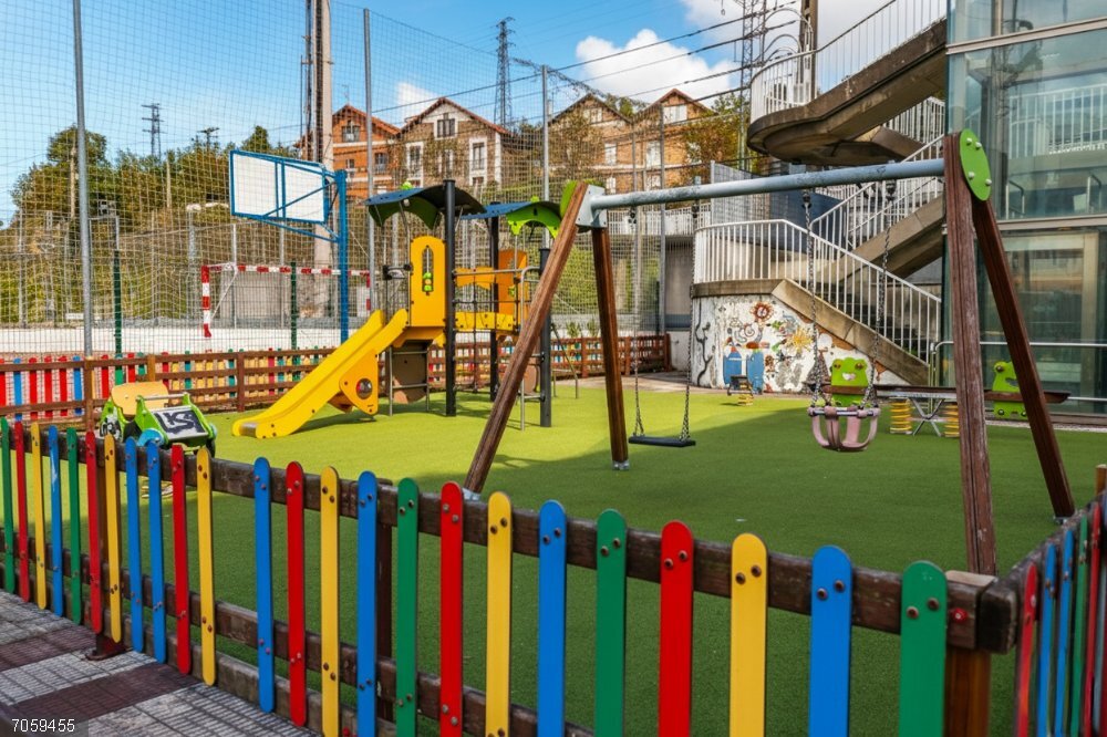 El Ayuntamiento de Erandio renueva la zona de juegos junto a la estación de metro de Lutxana Parque infantil en Lutxana, en el municipio vizcaíno de Erandio.