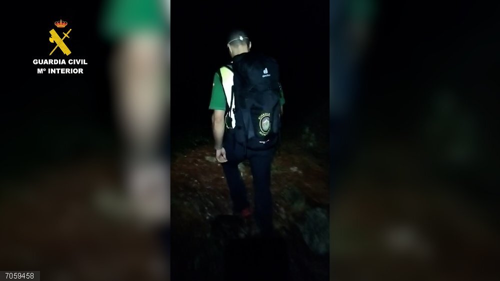 Cádiz.-Sucesos.- Guardia Civil rescata a un senderista desorientado en la sierra de Grazalema al caer la noche Un agente del Grupo de Rescate e Intervención de Montaña de la Guardia Civil, con base en Ubrique, durante el rescate de un senderista en la sierra de Grazalema.