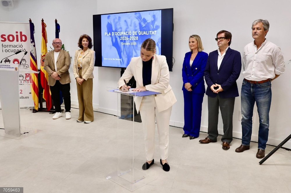 Baleares impulsa un plan para fomentar la contratación de residentes y frenar el crecimiento poblacional La presidenta del Govern, Marga Prohens, firma el Plan de Empleo de Calidad 2026-2028.