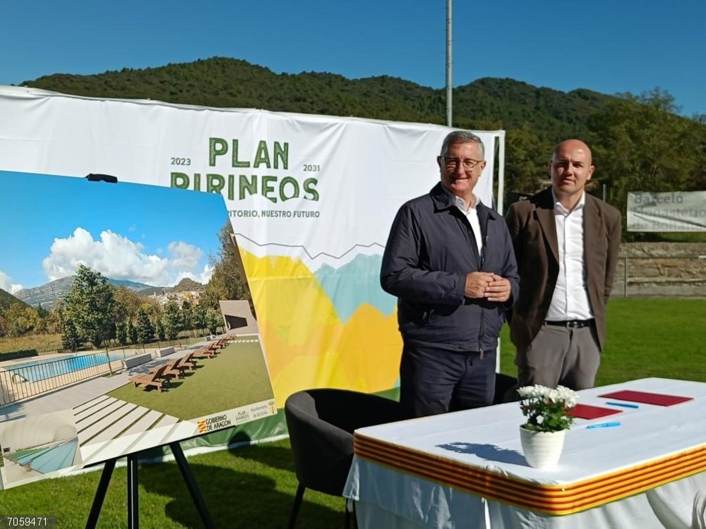 Boltaña (Huesca) tendrá un nuevo espacio de baño para proteger al río Ara de su uso intensivo en verano El consejero de Medio Ambiente y Turismo, Manuel Blasco, y el alcalde de Boltaña, José María Giménez.