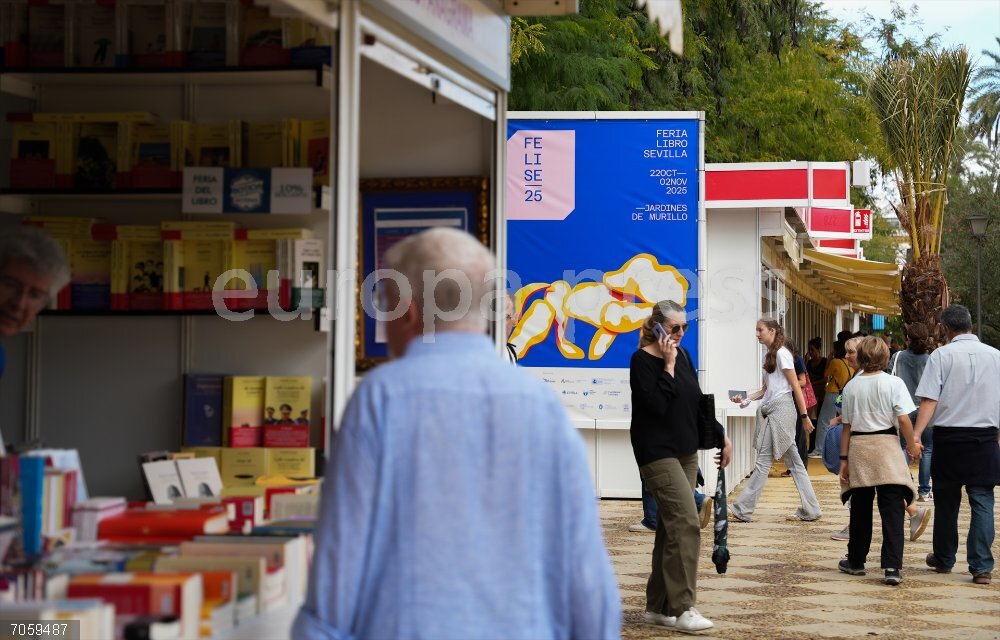 La Feria del Libro de Sevilla arranca con 50.000 visitantes en su primer fin de semana pese a la lluvia Imágenes de visitantes en la Feria del Libro de Sevilla (Felise). A 27 de octubre de 2025, en Sevilla (Andalucía, España). La Feria del Libro de Sevilla (Felise) 2025 ha cerrado su primer fin de semana con 50.000 visitantes, se trata de uno de los mejores arranques de su historia pese a las lluvias del domingo. Felise celebra este año su segunda edición en los Jardines Murillo de la capital andaluza, lugar que al no estar asfaltado, ha provocado que el albero se enfangue por las lluvias