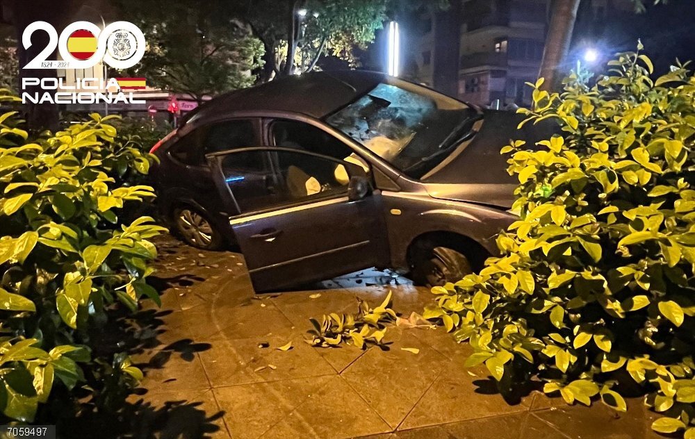 Sucesos.- Detenido por agredir a su expareja y estrellarse con el coche cuando huía de la Policía en Palma Detenido por agredir a su expareja y estrellarse con el coche cuando huía de la Policía en Palma