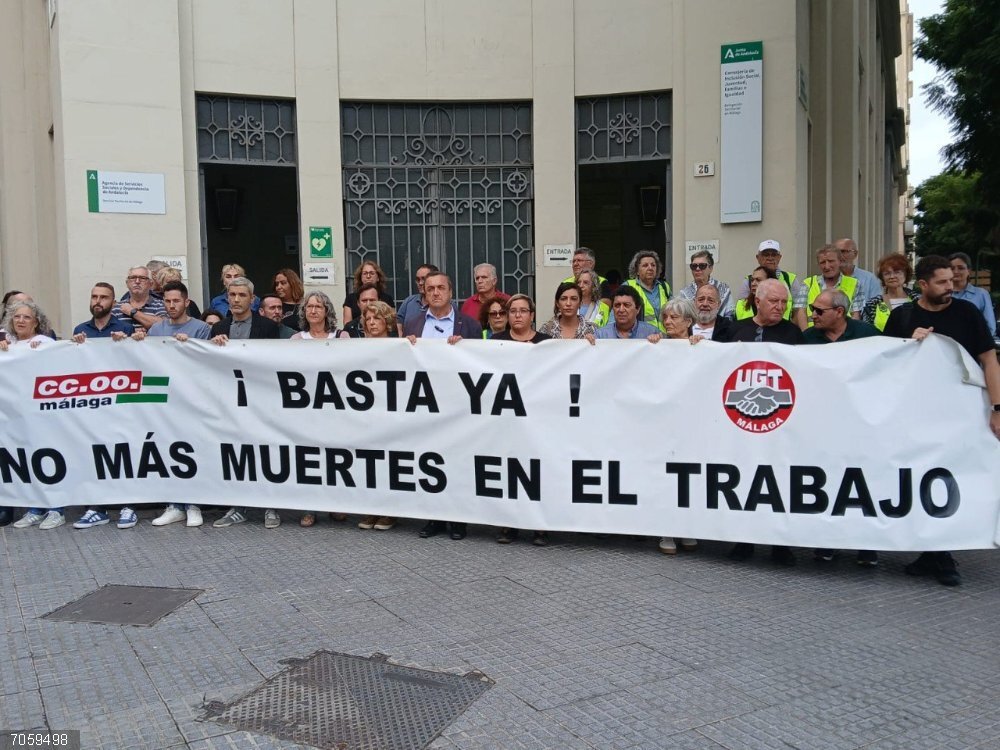 Málaga.- CCCOO y UGT se movilizan contra siniestralidad laboral tras última muerte de un trabajador en la provincia Bajo el lema '¡Basta ya! No más muertes en el trabajo' los sindicatos CCOO y UGT se han vuelto a concentrar en Málaga para protestar por la siniestralidad laboral y mostrar su solidaridad con el último trabajador fallecido en el tajo en la provincia.