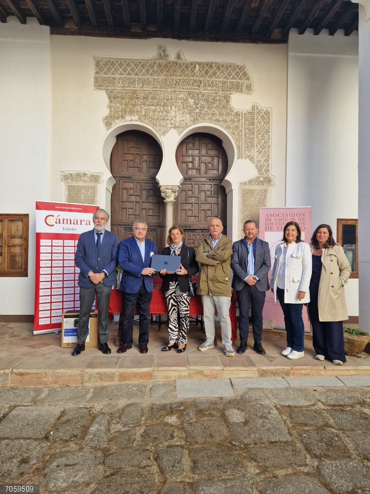 Empresas y conventos de Toledo se dan la mano para mantener vivo el patrimonio conventual y cultural de la provincia La Cámara de Comercio y la Asociación de Amigos de los Conventos en la firman del convenio.