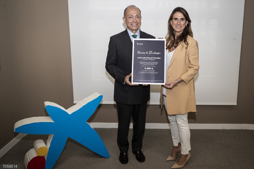 Juan Luis Doncel, Premio Filantropía Caixabank Wealth Management por el alojamiento de temporeros en el valle del Cinca Juan Luis Doncel recibe el premio de manos de la directora territorial Ebro de Caixabank, Isabel Moreno.