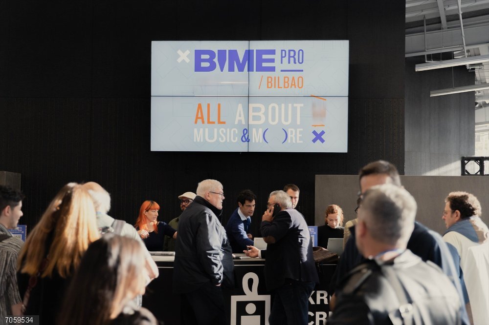 Los grupos Fades y Papa Topo actuarán en el festival BIME 2025 Varias personas asisten al festival BIME de Bilbao.