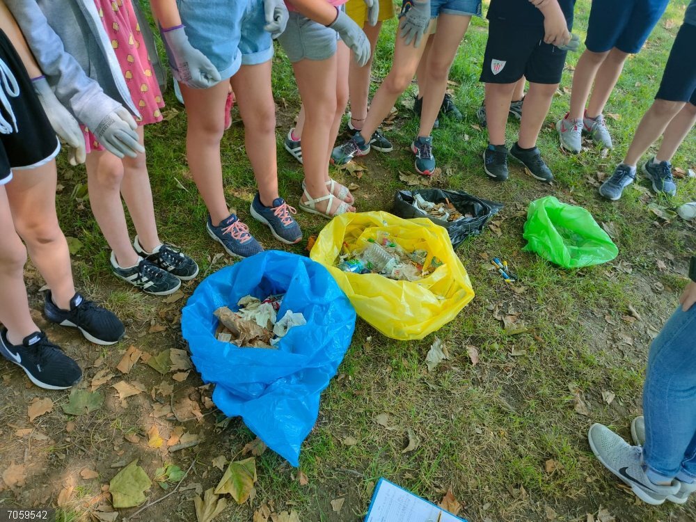 'Aulas Libera' lanza su VIII edición con 'Aulas Pro' para fomentar la lucha contra la 'basuraleza' entre estudiantes El Proyecto Libera, impulsado por SEO/BirdLife en alianza con Ecoembes, lanza una nueva edición de 'Aulas Libera'