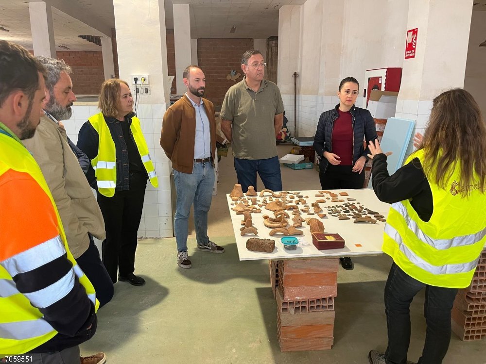Castellón.- El Ayuntamiento de la Vall d'Uixó impulsa un laboratorio arqueológico para preservar el patrimonio local Visita de Tania Baños al laboratorio arqueológico provisional