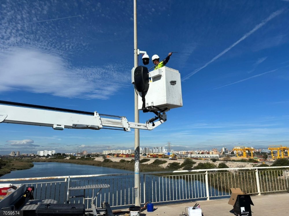 Valencia.- València instala seis cámaras y un radar para vigilar el caudal del nuevo cauce del río Túria Imagen de la instalación de una de las cámaras de videovigilancia colocadas por el Ayuntamiento de València para controlar el nuevo cauce del río Túria ante posibles crecidas.