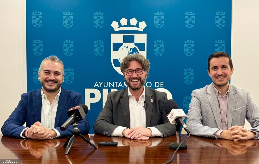 Pinto.- El alcalde anuncia un "reajuste" en la tasa de basuras para reducir su "impacto" en base a un informe técnico El alcalde, en el centro, parapetado por el primer teniente de Alcalde (izq.) y su concejal de Hacienda.