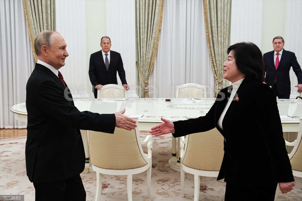Rusia/Corea.- Putin traslada a Corea del Norte que "todo va según lo previsto" en las relaciones RUSSIA, MOSCOW - OCTOBER 27, 2025: Vladimir Putin, President of Russia, and Choe Son-hui, Foreign Minister of North Korea, shake hands during a meeting at the Moscow Kremlin. Pictured in the background are Sergei Lavrov, Foreign Minister of Russia, and Presidential Aide Yury Ushakov (L-R). Vyacheslav Prokofyev/Russian Pre