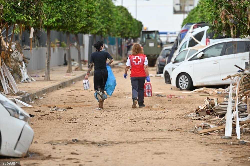 Cruz Roja ha atendido a más de 143.000 personas afectadas por la dana y ha ejecutado el 54% de las donaciones Dos trabajadoras de Cruz Roja tras la dana.
