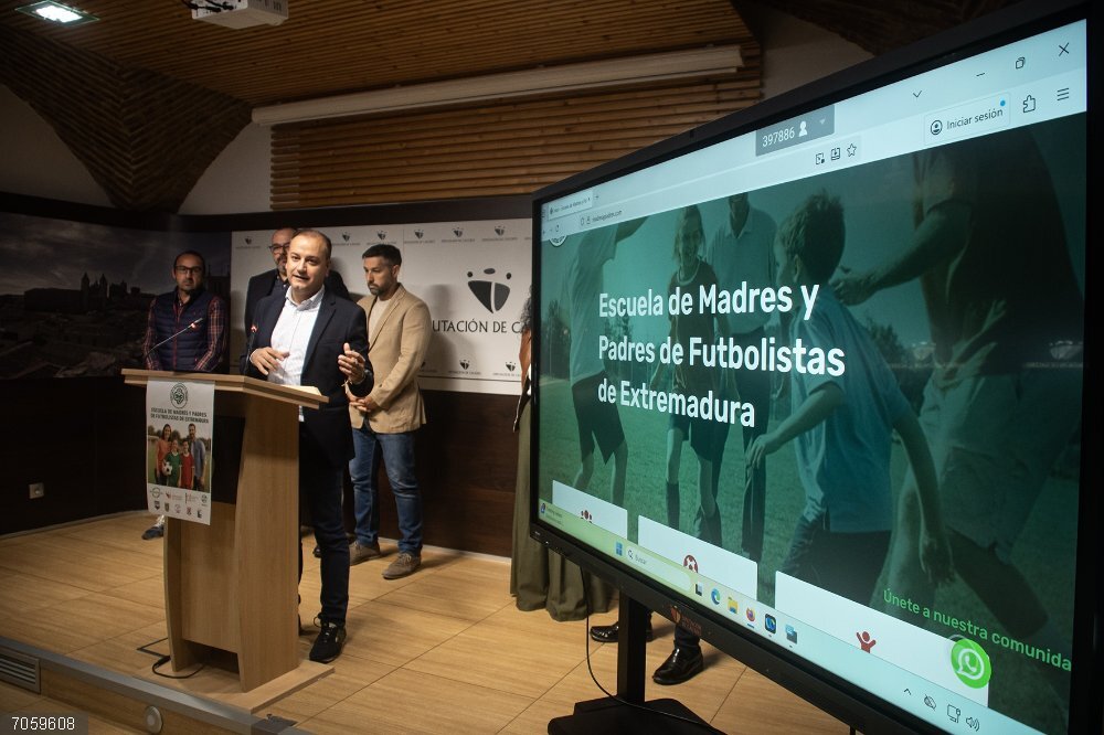 Nace la Escuela de Madres y Padres de Futbolistas de Extremadura para promover valores y educación en el deporte base El diputado de Deportes de la Diputación de Cáceres, Pablo Miguel López, en la presentación de la Escuela de Madres y Padres de Futbolistas de Extremadura