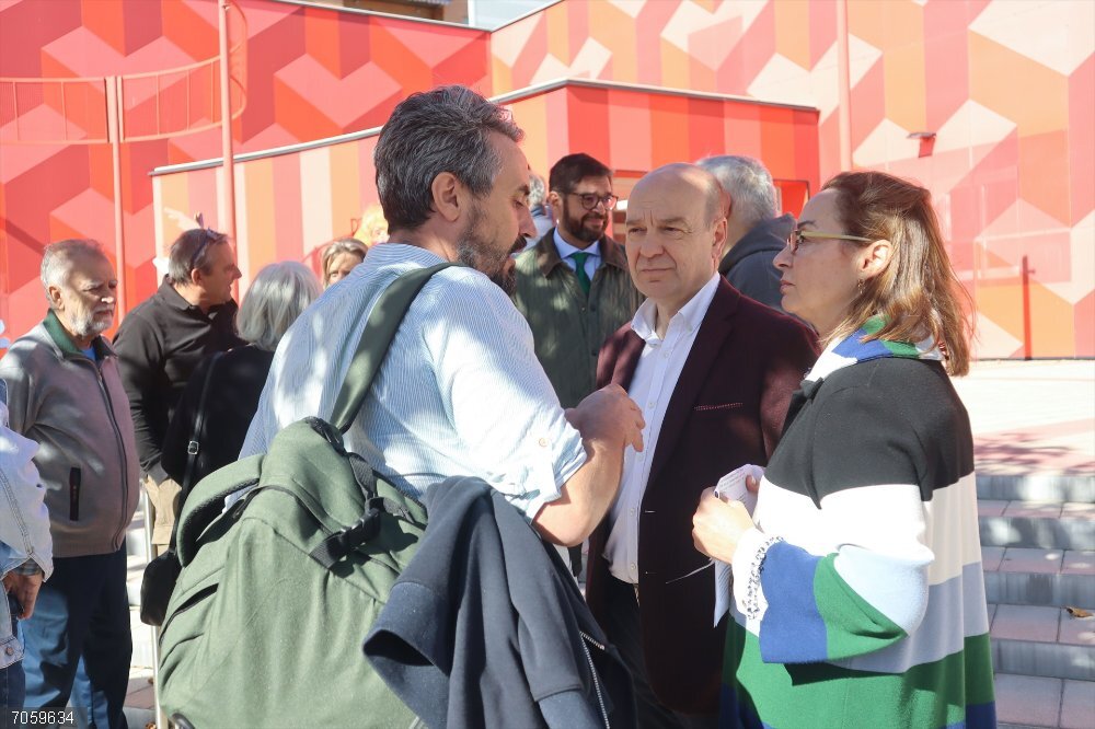 Zaragoza.- Vox reclama infraestructuras educativas, sanitarias y de movilidad para el Distrito Sur El portavoz adjunto, Santiago Morón, y la diputada Carmen Rouco; mientras que desde el grupo municipal ha acudido el concejal Armando Martínez, piden infraestructuras educativas, sanitarias y de movilidad para el Distrito Sur de Zaragoza