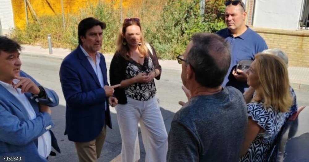 Huelva.- El PSOE exige al Ayuntamiento que actúe ante la "insalubridad, las ratas y el abandono" en Las Colonias Representantes del PSOE junto a vecinos del barrio de Las Colonias de Huelva.