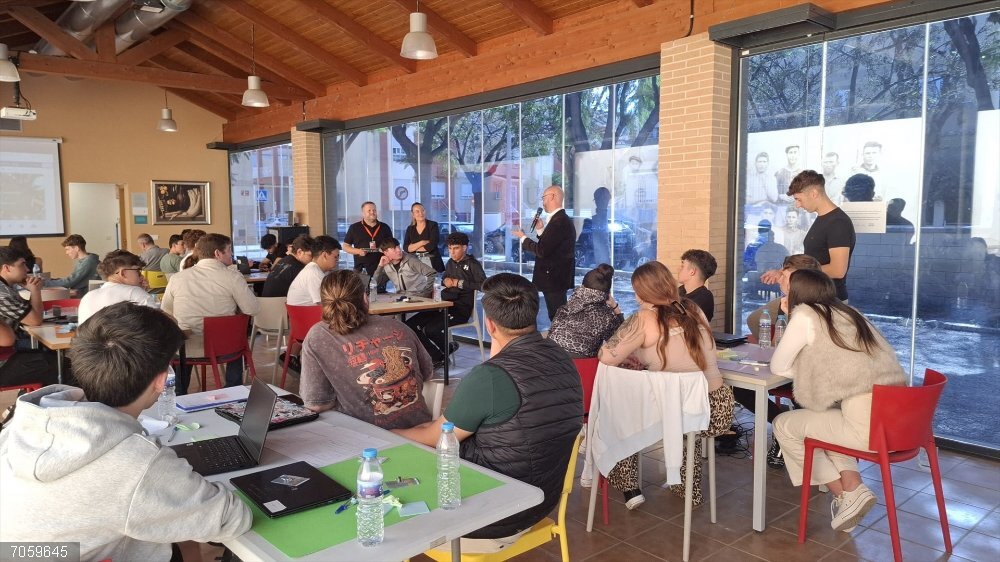 Valencia.- Alumnado del IES La Sénia de Paiporta propone soluciones para reactivar el comercio local tras la dana El alumnado del IES La Sénia propone soluciones para reactivar el comercio local tras la DANA